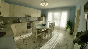 cocina con mesa y sillas en Sweet Home Apartment en Maribor