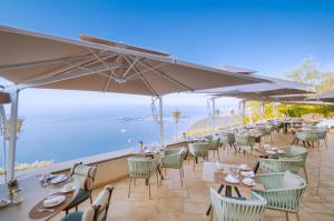 a restaurant with a view of the ocean at La Chèvre d'Or in Éze