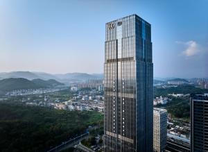 un rascacielos alto con vistas a la ciudad en DoubleTree by Hilton Guangzhou Zengcheng en Cantón