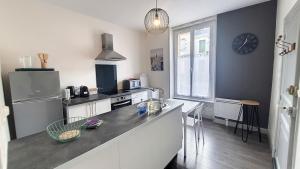 eine Küche mit einer Arbeitsplatte in einem Zimmer in der Unterkunft Appartement F2 refait à neuf tout confort in Montluçon
