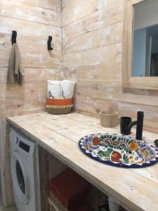 サント・リュスにあるVilla Tigo T2 mabouyaのバスルーム(洗濯機、カウンターの皿付)