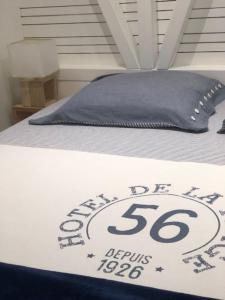 eine Matratze mit einem blauen Kissen auf einem Bett in der Unterkunft Villa Tigo T2 mabouya in Sainte-Luce