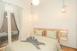 een slaapkamer met een bed met een handdoek erop bij Modern and Luxury apartment in Athene