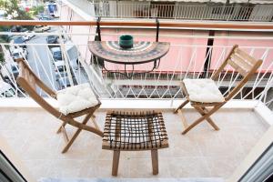 2 stoelen en een tafel op een balkon bij Modern and Luxury apartment in Athene