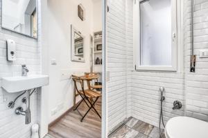 a small bathroom with a sink and a shower at ANGOLO AL PONTE micro appartamento in pieno centro in Pavia
