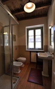 y baño con aseo, lavabo y ducha. en Bed and Breakfast Locanda Lugagnano, en Cassinetta di Lugagnano