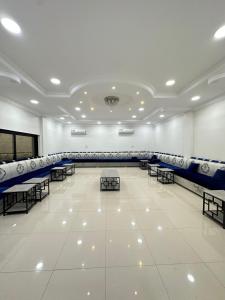 Cette grande chambre comprend des canapés et des tables. dans l'établissement منتجع ريتام, à Al-Hassa