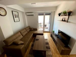 Svetainės erdvė apgyvendinimo įstaigoje Brand new 2 bedroom apartment in the center Skopje