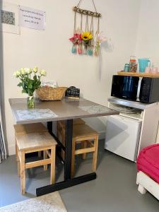 een keuken met een tafel en een magnetron bij Chambres d'Elisa in Saint-Morillon