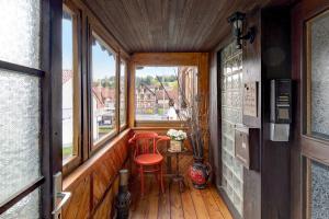 een balkon met 2 stoelen en een tafel in een gebouw bij Vogelsberger Cosy Home-ganzes Haus 