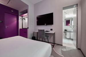 Postel nebo postele na pokoji v ubytování MyTALE Creative Academy Hotel