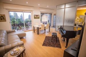 uma sala de estar com um sofá e um piano em Casa Gioia em Nebbiuno