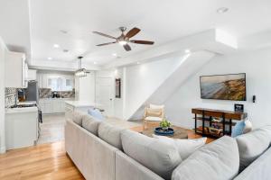 uma sala de estar com um sofá e uma ventoinha de tecto em Coastal-Inspired Home near Beach & Village em San Diego