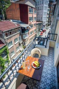 - une table sur un balcon avec une assiette de fruits dans l'établissement NACRE RESIDENCE, à Istanbul