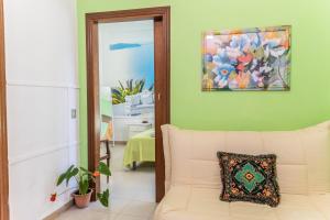 un soggiorno con divano bianco e un dipinto sul muro di Casa vacanze Guardea a Guardea
