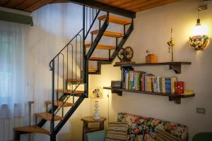 uma escada em espiral numa sala de estar com um sofá em Villa nel bosco em Gromlongo