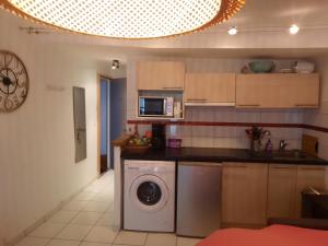 a kitchen with a washing machine and a microwave at Studio cathédrale centre Aix-en-Provence in Aix-en-Provence