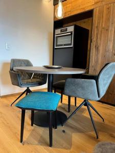 einen Tisch und zwei Stühle sowie einen Tisch und Stühle in der Unterkunft Appartement Inntalblick in Pill