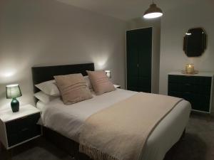 um quarto com uma cama grande e um armário verde em 11 Plants Yard, Bridge Street, Worksop. em Worksop