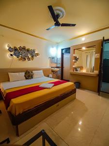 um quarto com uma cama e uma ventoinha de tecto em Shradha luxury room em Calangute