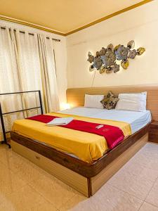 1 dormitorio con 1 cama con ositos de peluche en la pared en Shradha luxury room, en Calangute