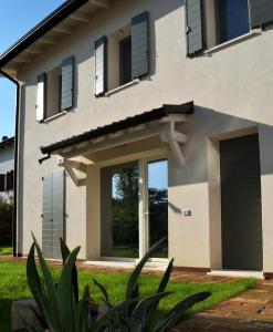 una casa con porta d'ingresso e finestre di B&B Case Bianche a Maranello