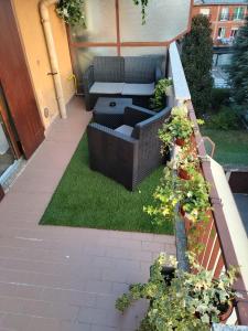une terrasse avec un canapé et des plantes dans l'établissement Casa vacanze San Pietro, à Bergame