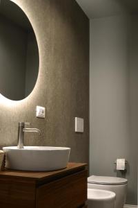 baño con lavabo y espejo en la pared en B&B Case Bianche, en Maranello