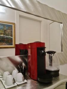 una cafetera roja sentada en la parte superior de un mostrador en Tiny Apartment Vitty - San Martino Buon Albergo Verona, en San Martino Buon Albergo