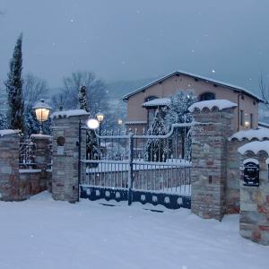 ein Haus mit einem Tor mit Schnee darauf in der Unterkunft Residenza Le Querce Trilocale in Fossato di Vico