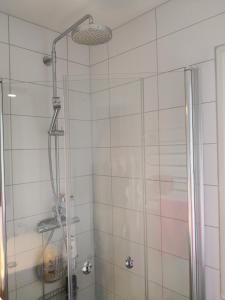 La salle de bains est pourvue d'une douche avec une porte en verre. dans l'établissement Coolt Oxie, à Oxie