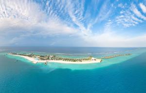 eine Luftansicht einer Insel im Meer in der Unterkunft Joy Island Maldives All Inclusive Resort in Male City