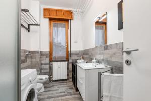 a bathroom with a sink and a toilet at ANGOLO ALLA STAZIONE - Bilocale ristrutturato zona stazione e ospedali in Pavia