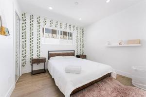 Een bed of bedden in een kamer bij A Custom Luxury House Near Metrotown/YVR/SFU