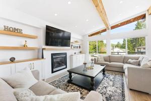 sala de estar con sofá y chimenea en A Custom Luxury House Near Metrotown/YVR/SFU, en Burnaby