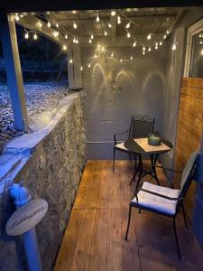 a patio with a table and chairs and lights at Gemütliches Apartment Nähe Weinheim HD MA, Work and Travel in Birkenau