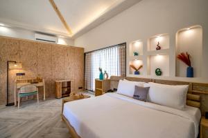 KanījRoadies Rostel - Best Adventure Resort in Ahmedabad的配有床和书桌的酒店房间
