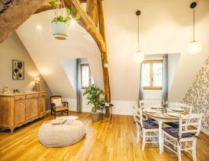 a dining room with a table and chairs in a room at Coeur de Rêve - 5min hypercentre in Troyes