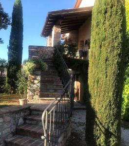 un conjunto de escaleras que conducen a una casa en Residenza Le Querce Bilocale, en Fossato di Vico