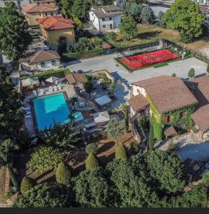 una vista aérea de una casa con piscina en Residenza Le Querce Bilocale, en Fossato di Vico