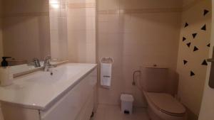 Koupelna v ubytování Egona - Bañeru 3 Vivienda en 1 línea de playa centro ciudad + 7 fotografií