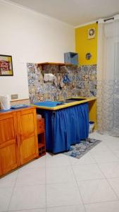 una cucina con piano di lavoro blu in una camera di Dreaming Vesuvio Napoli a Napoli