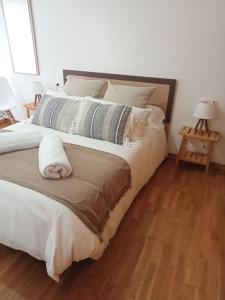 1 dormitorio con 1 cama grande y suelo de madera en Apartamento céntrico en Vigo en Vigo