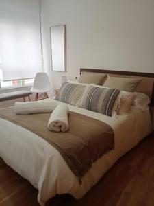 1 dormitorio con 1 cama grande y cabecero grande en Apartamento céntrico en Vigo, en Vigo
