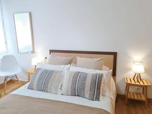 1 dormitorio con 1 cama con 2 lámparas y espejo en Apartamento céntrico en Vigo en Vigo