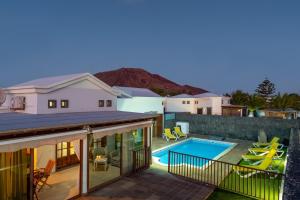 Blick auf ein Haus mit einem Pool in der Unterkunft Villa Alhambra by Villa Plus in Playa Blanca