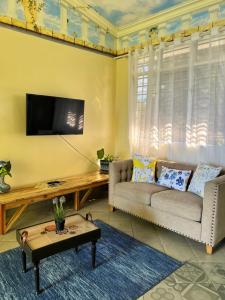 蒙巴薩的住宿－NdonyaKwetu- Mtwapa，带沙发和电视的客厅