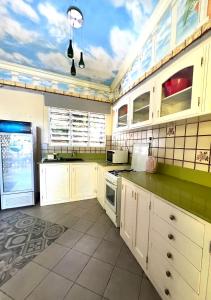 蒙巴薩的住宿－NdonyaKwetu- Mtwapa，厨房配有白色橱柜和绿色台面