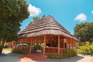 un pabellón de bambú con techo de paja en Kabalega Resort - Hoima en Hoima