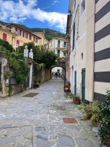 un callejón con edificios y gente caminando por una calle en La Rosa Dei Venti en Monterosso al Mare